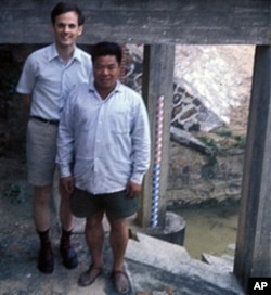 林培瑞(后)和一位工人在一起