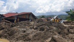 Rumah warga yang rusak berat dalam peristiwa banjir bandang yang membawa turun material pasir bercampur lumpur, serta batu dan batang kayu di dusun 3 desa Bolapapu, Sigi, Sulawesi Tengah, 13 Desember 2019. (Foto: VOA/Yoanes Litha)