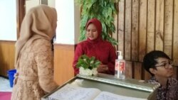 Penyanitasi tangan disediakan di meja tamu