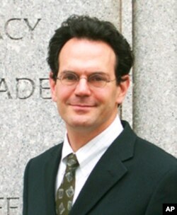 格里克的律师逮维•米尔顿