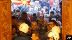 Policija pokušava da blokira ulaz demonstrantima u zgradu Sobranja u Skolju, Makedonija, 27. aprila 2017.