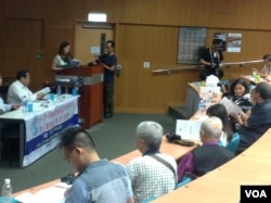 2015年＂全球营救刘晓波＂香港研讨会暨2014年＂刘晓波写作勇气奖＂颁奖会（美国之音海彦拍摄）