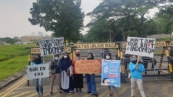 Aksi unjuk rasa River Warrior di depan kantor Konsulat Jenderal Amerika Seikat di Surabaya. (Foto: VOA/Petrus Riski)