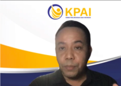 Narasumber dari KPAI, Jasra Putra, dalam diskusi daring bertema " Pemenuhan Hak Anak Terdampak Covid", Rabu (25/8). (Foto: VOA/Yudha Satriawan)