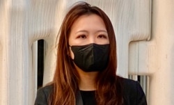 公民党秘书长梁嘉善表示，港府推出安心出行手机应用程式超过两个月，市民对于私隐保障有疑虑，亦不希望被当局透过手机应用程式追縱行纵，她认为港府应该全面封关，源头堵截病毒源头。 (美国之音/汤惠芸)