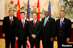 2009年10月29日，（左起）美国农业部长维尔萨克，商务部长骆家辉，中国副总理王岐山，美国贸易代表科克，美国驻华大使洪博培在杭州合影