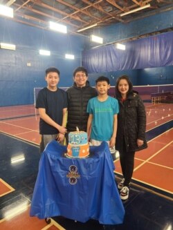 David bersama kedua orang tuanya dan adiknya, Mitchell.