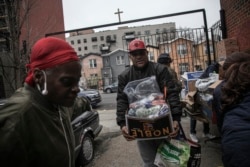 Penbagian bantuan pangan di St. Stephen Outreach, kawasan Brooklyn, New York, 20 Maret 2020. (Foto: dok)