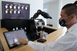 Robot barista ini membantu mengantar pesanan kopi kepada pelanggan (foto: ilustrasi).