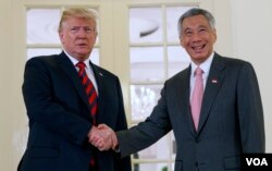 川普总统在美朝峰会前会晤新加坡总理李显龙（2018年6月11日）。
