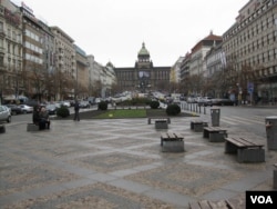 布拉格市中心的瓦茨拉夫广场和林荫大道是“布拉格之春”和“天鹅绒革命”的主要发生地点。远处国家博物馆外墙上悬挂着已故前总统，和前持不同政见者哈维尔巨幅肖像。(美国之音白桦)