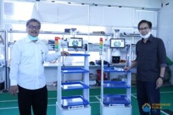 Direktur Utama Rumah Sakit Universitas Airlangga (RSUA) Surabaya, Nasronudin, dan Rektor Institut Teknologi Sepuluh Nopember (ITS) Surabaya, Mochamad Ashari, bersama dua unit Robot Medical Assistant ITS-Airlangga (RAISA). (Foto: Humas ITS)