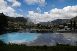 Burung terbang di atas unit pembangkit listrik tenaga panas bumi (PLTP) milik PT. Geo Dipa Energi (Persero) di kawasan pegunungan Dieng di Banjarnegara, Jawa Tengah, 15 November 2020. (Foto: REUTERS/Willy Kurniawan)