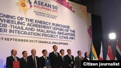 ພິທີລົງນາມໃນຂໍ້ຕົກລົງການຊື້ໄຟຟ້າ ລະຫວ່າງ ລາວ-ໄທ-ມາເລເຊຍ ທີ່ໄດ້ຈັດຂຶ້ນຢູ່ໃນນະຄອນຫຼວງ ມານີລາ ຂອງຟີລິບປິນ. 