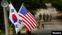 资料照：在韩国龙仁市一处基地里飘扬的韩国与美国国旗。 
