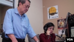 Duong Phuc and Vu Thahn Thuy in the Radio Saigon-Houston studio. (G. Flakus/VOA)