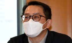 香港中文大学社会科学院客席讲师叶国豪表示，调查显示21%的受访者有计划移民， 即使非民主派支持者中亦有14%有计划移民，他认为”是一个不好的讯号”，值得重视 (美国之音/汤惠芸）