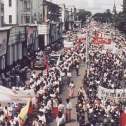 缅甸民众走上街头抗议要求民主(1988年9月)