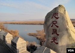 在这里，中朝两国仅以一道铁丝网相隔，被称为“咫尺风光”