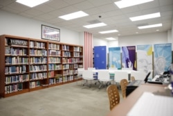 រូប​ឯកសារ៖ ទិដ្ឋភាព​ទូទៅ​នៃ​មជ្ឈមណ្ឌល​អាមេរិកាំង (American Center) ដែល​ជា​មជ្ឈមណ្ឌល​អប់រំមួយស្ថិត​នៅ​ក្នុង​ស្ថានទូត​សហរដ្ឋ​អាមេរិក​ក្នុងរាជធានី​ភ្នំពេញ​ ​ប្រទេស​កម្ពុជា កាល​ពីថ្ងៃ​អង្គការ​ទី​២៧ ខែ​កុម្ភៈ​ ឆ្នាំ​២០១៨។ (ទុំ ម្លិះ/VOA)