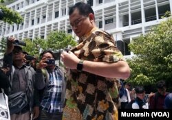 Dekan Fisipol UGM DR Erwan Agus Purwanto sedang mengenakan pita berwarna ungu sebagai ekspresi solidaritas terhadap Agni, mahasiswa Fisipol UGM korban pelecehan seksual, Kamis (8/11). (Foto:VOA/ Munarsih Sahana)