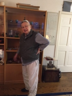 余英时先生在家中 （美国之音 罗四鸰拍摄）