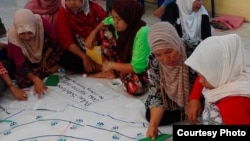 Sejumlah ibu di Lombok Timur, NTB, belajar di “Sekolah Perempuan” tentang berbagai isu kesetaraan perempuan, kesehatan reproduksi, jaminan sosial hingga isu perkawinan anak. (Courtesy: Institut Kapal Perempuan)