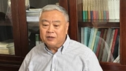 中国华东师范大学教授沈志华接受美国之音采访谈中朝关系。（美国之音叶兵拍摄）