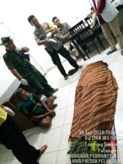 Jenazah Darmawan yang diterkam harimau Sumatera usai dievakuasi ke Desa Tanjung Simpang, Kabupaten Indragiri Hilir, Riau. Kamis 30 Januari 2020. (Courtesy: Polres Indragiri Hilir).