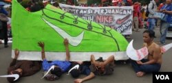 Para buruh dari Komite Aksi Perjuangan Buruh (KAPB) Nike menuntut upah layak, kerja layak dan kebebasan berserikat dalam aksi "May Day" di Jakarta Pusat Rabu 1/5. (Foto: VOA/Sasmito Madrim)