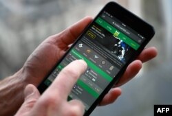 Menteri Komunikasi dan Informatika Budi Arie Setiadi mengatakan pemerintah telah melakukan pemutusan akses atau blokir 846.047 situs yang mengandung konten perjudian online pada 2018 hingga 19 Juli 2023. (Foto: AFP)