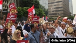 Bawaslu RI dituntut untuk melakukan investigasi terkait dugaan kecurangan dalam Pemilu 2019 oleh sejumlah massa di Jakarta, Jumat (10/5) (foto: VOA/Ghita Intan)