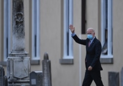 President terpilih AS, Joe Biden melambaikan tangannya saat berjalan meninggalkan gereja St. Joseph di Brandywine, Wilmington, Delaware, 16 Januari 2021.