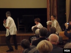 俄罗斯人现在把中国看成是最友好国家，但这种看法能持续多久？在莫斯科的一次介绍中国古代诗歌文化的活动中，俄罗斯人表演太极拳。