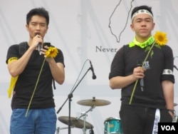 台北大学法律研究所吴同学(左一) (美国之音张永泰 拍摄)