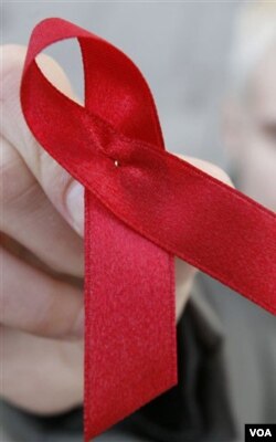 Pita merah tanda keprihatinan terhadap masalah HIV/AIDS. Kasus HIV/AIDS di Indonesia mulai merambah anak-anak dan remaja.