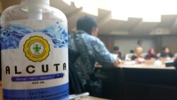 Hand sanitazer kini menjadi barang yang selalu tersedia di tengah berbagai acara di Yogyakarta. (Foto: VOA/ Nurhadi)