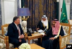 U.S. Secretary of State Mike Pompeo, left, meets with Saudi Arabia's King Salman in Riyadh, Saudi Arabia, Oct. 16, 2018.