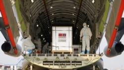 រូបឯកសារ៖ វ៉ាក់សាំង​បង្ការ​ជំងឺ​កូវីដ១៩​ចំនួន ៦ សែន​ដូស​ដែល​ផ្ដល់​ឲ្យ​កម្ពុជា​ដោយ​រដ្ឋាភិបាល​ចិន​ត្រូវ​បាន​បញ្ជូន​មក​ដល់​អាកាសយានដ្ឋាន​អន្តរជាតិ​ភ្នំពេញ​ កាល​ពី​ថ្ងៃទី៧ ខែកុម្ភៈ ឆ្នាំ២០២១។