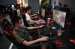 para penggemar game online tengah berselancar di sebuah kafe internet di Beijing, China, 10 September 2021. (Foto: AFP)