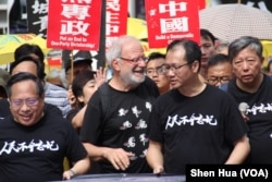 2019年5月26日香港纪念六四三十周年大游行中有一位外国人自动加入游行领导人行列 （美国之音记者申华 拍摄）