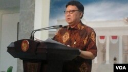 Menteri Dalam Negeri Tjahjo Kumolo menyampaikan penjelasan kepada pers di Jakarta, Rabu 4/2 (foto: VOA/Iris Gera).