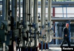 一名中国工人在检查中石化公司在吉林市的一个炼油厂设施。（资料照片）