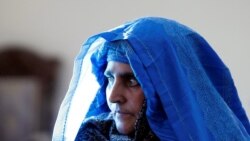 Sharbat Gulla, yang dikenal dengan sebutan Gadis Bermata Hijau setelah fotonya terpampang di sampul majalah National Geographic, tampak dalam sebuah kesempatan di Kabul pada 9 November 2016. (Foto: Reuters/Mohammad Ismail)