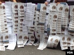 民众联署的明信片(美国之音莉雅拍摄)