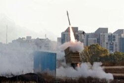 Sistem pertahanan udara Iron Dome Israel diluncurkan untuk mencegat roket yang diluncurkan dari Jalur Gaza, di atas kota Ashdod, Israel selatan, 17 Mei 2021. (Foto: ahmad gharabli/AFP)