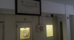 Laboratorium BSL-3 yang ada di Tropical Desease Center Universitas Airlangga siap digunakan memeriksa sampel virus corona (VOA/Petrus Riski).