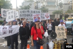 中华统一促进党和爱国同心会数百人在台北101国际会议中心外抗议（美国之音杨明拍摄）