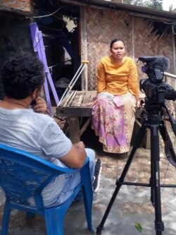Rasminah diwawancarai VOA di rumahnya di Indramayu, Jawa Barat, Minggu, 7 Maret 2021.