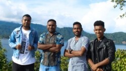 Tim Bajalan yang berbasis di Kota Serui. Kiri ke kanan: Marfin Raubaba (fotografer), Marsel Kurni (desain grafis), Valdo Arera (marketing), dan Ben Kirihio (pengembang aplikasi). (Courtesy: Aksamina Woisiri/Bajalan)